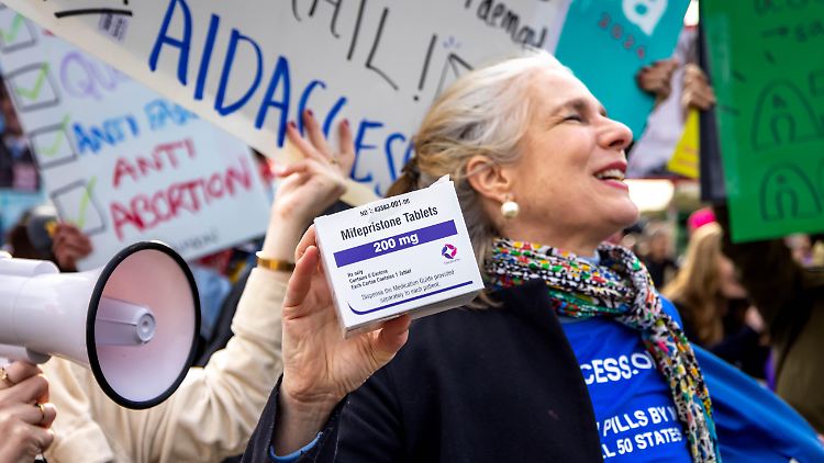 Hunderte Menschen protestierten vor dem Supreme Court, während dort eine Anhörung über eine mögliche Zugangsbeschränkung der Abtreibungstabletten Mifepriston stattfand. Die Tabletten sind bereits seit 24 Jahren auf dem Markt. 