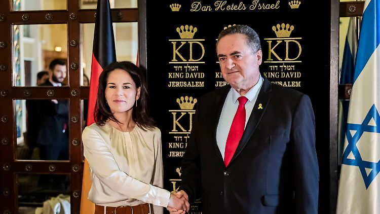Handschlag und ein Lächeln für die Kameras, aber kein Augenkontakt: Außenministerin Baerbock bei ihrem Amtskollegen Katz in Tel Aviv.