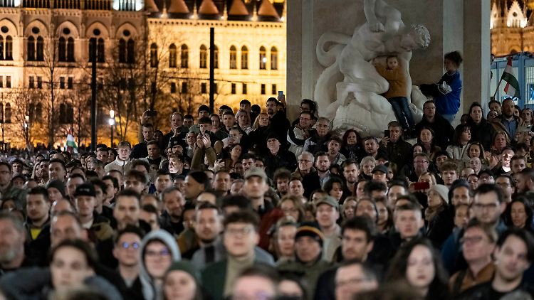 Korruptionsvorwürfe gegen Regierungsmitglieder haben am Dienstag tausende Ungarn auf die Straße getrieben. 