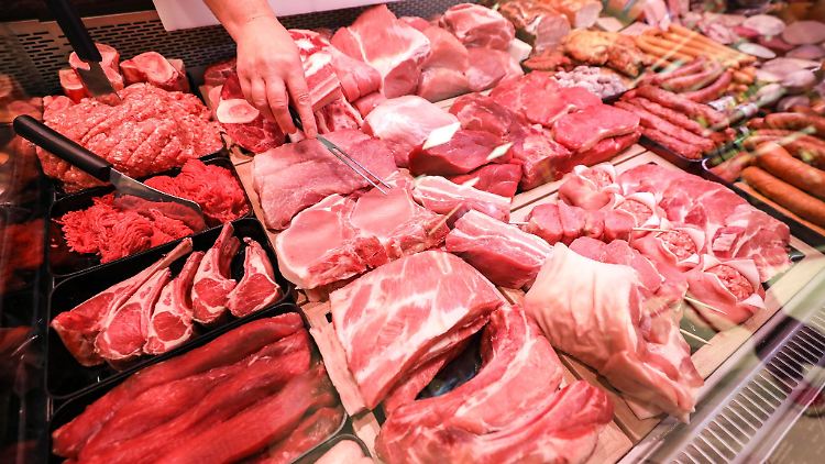 Schweinefleisch und Rindfleisch liegen in einer Fleischtheke in einem Supermarkt.