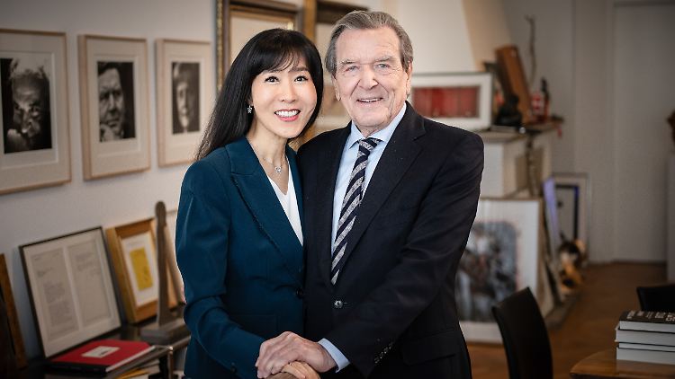 "Sie finden meinen Mann doch fit für sein Alter, oder?": Soyeon Schröder-Kim und ihr Mann Gerhard.