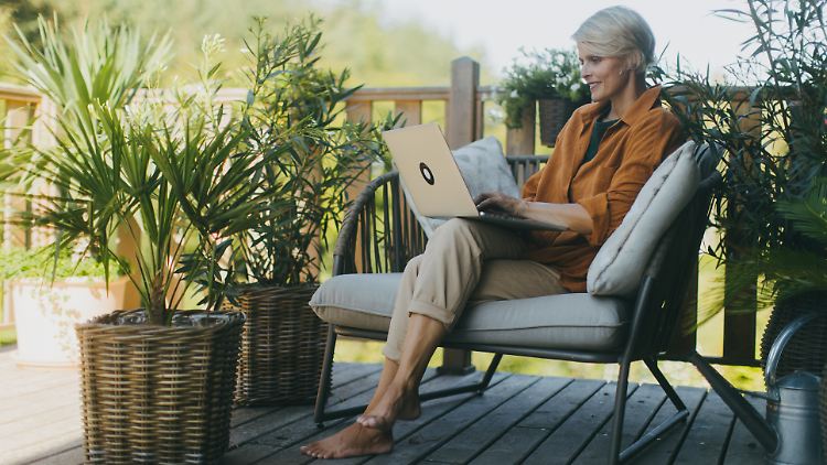 Mit Top-Deals auf Terrassen- und Balkonmöbel kann der Sommer kommen. 