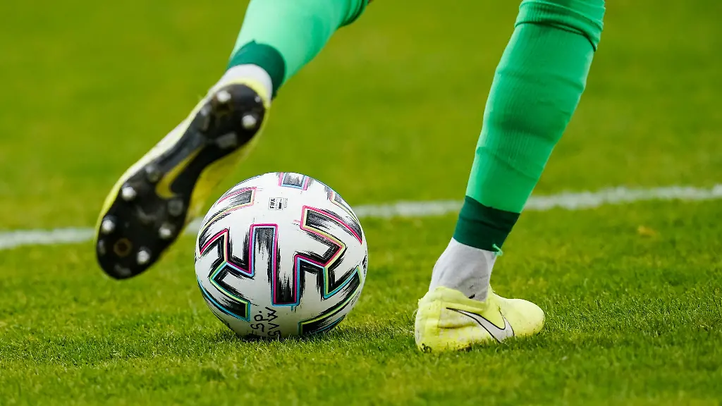 Ein-Fussballspieler-spielt-den-Ball