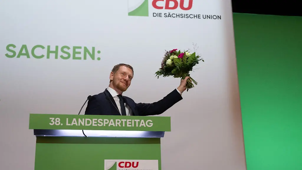 Michael-Kretschmer-freut-sich-auf-dem-Landesparteitag-in-Chemnitz-ueber-seine-Wiederwahl