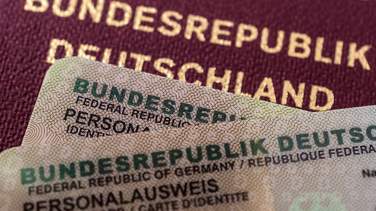 Wer umzieht, kommt in Zukunft auch leichter an Änderungsaufkleber für seinen Personalausweis.