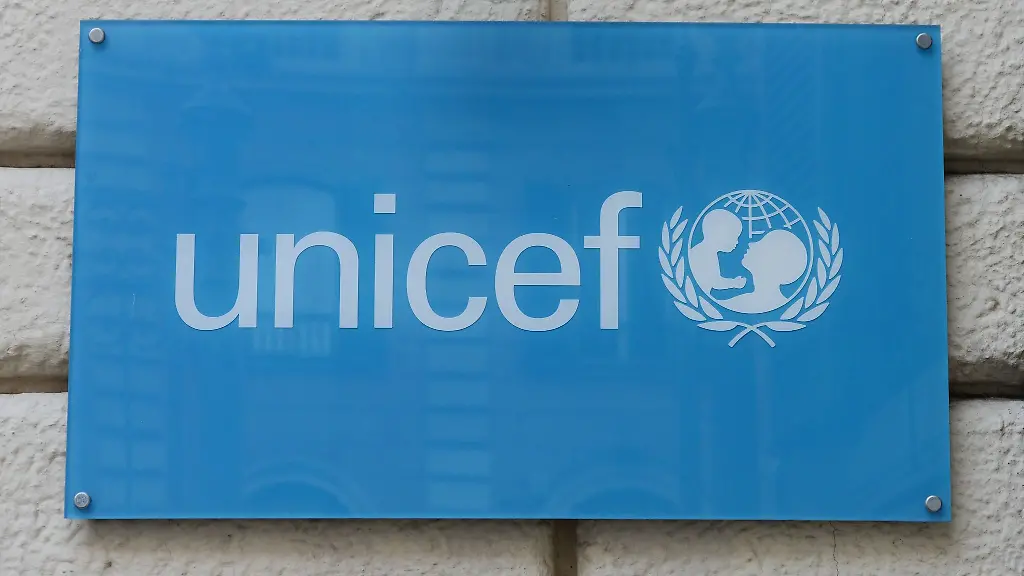 Ein-Schild-mit-dem-Logo-des-Kinderhilfswerks-der-Vereinten-Nationen-UNICEF