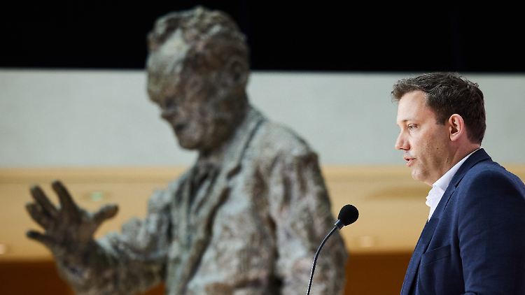 Immer historisch, immer für den Frieden: SPD-Parteichef Klingbeil neben der Willy-Brandt-Statue in der Berliner Parteizentrale.
