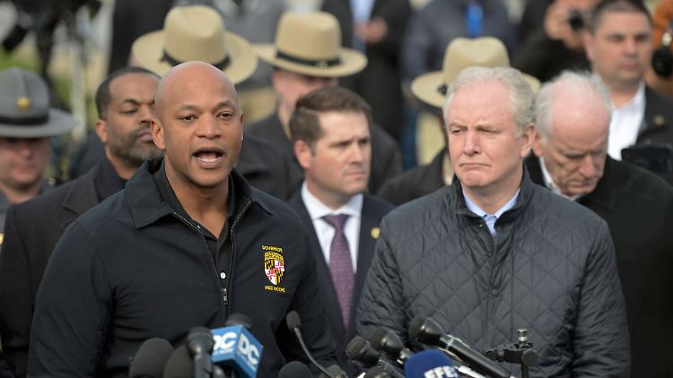 Marylands Gouverneur Wes Moore gibt in der Nähe des Unglücksortes ein Statement ab. 