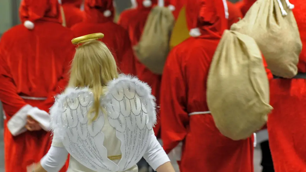 Familien-in-Berlin-und-Brandenburg-buchen-gern-Weihnachtsmaenner-und-Engel