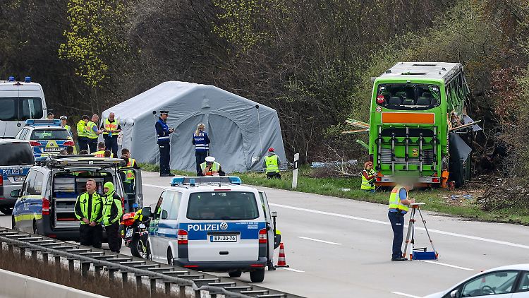 Der Bus wurde nach dem Unfall per Kran aufgerichtet.