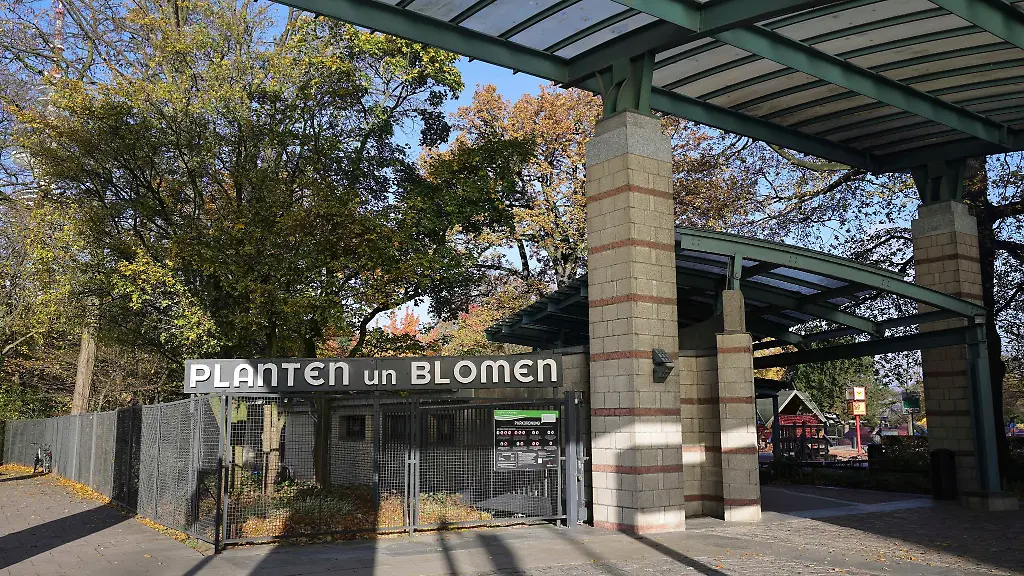 Der-Eingang-neben-dem-Grossen-Spielplatz-zum-Park-Planten-un-Blomen