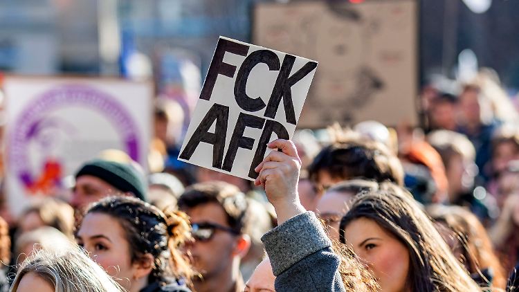 Besonders auffällig ist der Rechtsruck in Ostdeutschland, wo wegen der Firmenschließungen nach der Wiedervereinigung 1990 ein großer Teil der jüngeren Bevölkerung abgewandert ist.
