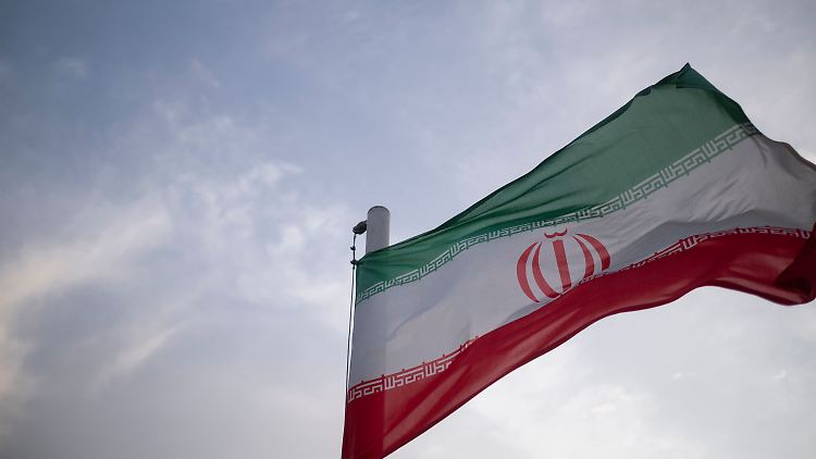 Im Winter 2022 schießt ein iranischer Polizist auf einen Mann, der später seinen Verletzungen erliegt. Nun wird der Polizist deswegen selbst zum Tode verurteilt.