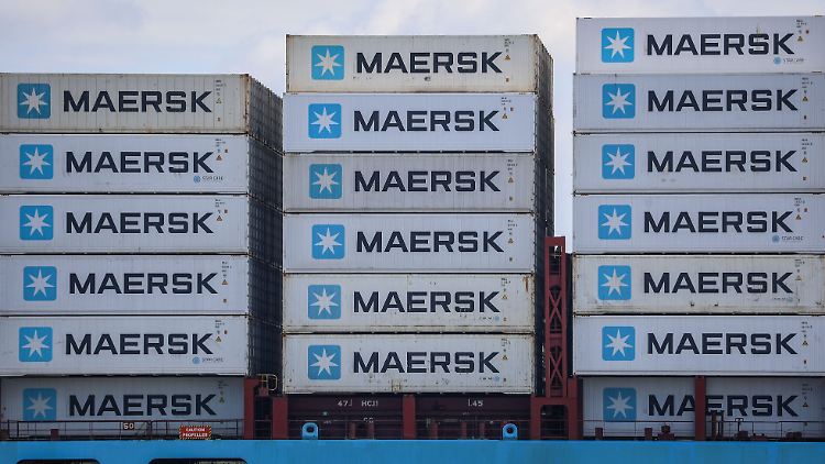 Container der Reederei Maersk stehen an Bord eines Frachters auf der Elbe.