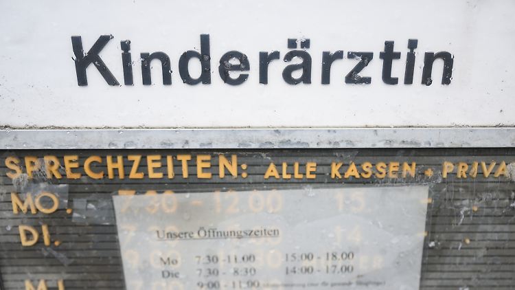 Eltern können selbst entscheiden, ob sie mit einem kranken Kind zuhause bleiben, sagen die Ärzte.