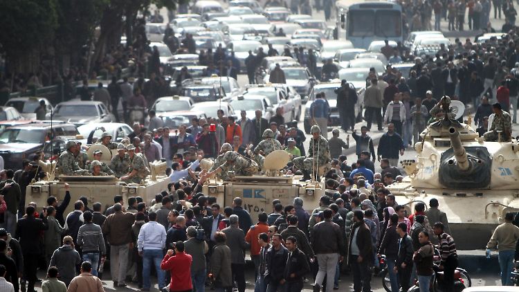 Tausende Demonstranten und Militär auf den Straßen Kairos.