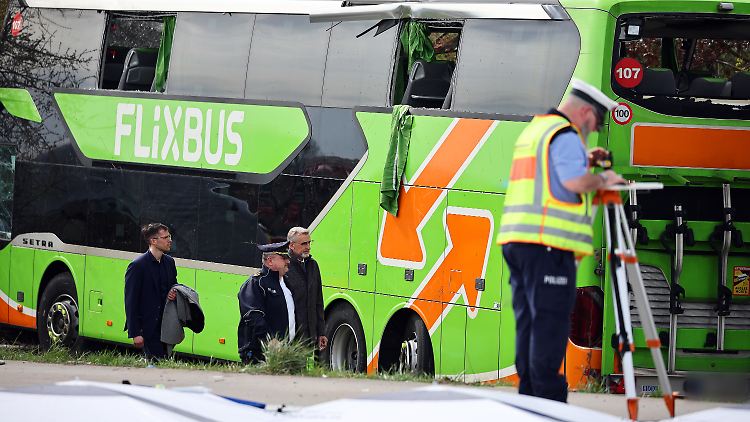 Nach dem Unfall mit Toten und Verletzten auf der A9 bleiben Schock und Trauer.