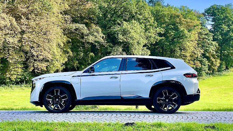 Satte 5,11 Meter misst der BMW XM. Für seine Geräumigkeit zeichnet aber insbesondere der 3,11 Meter lange Radstand verantwortlich.