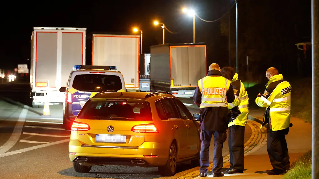 Eine-stationaere-Grenzkontrolle-an-der-deutsch-tschechischen-Grenze-in-Reitzenhain-Sachsen