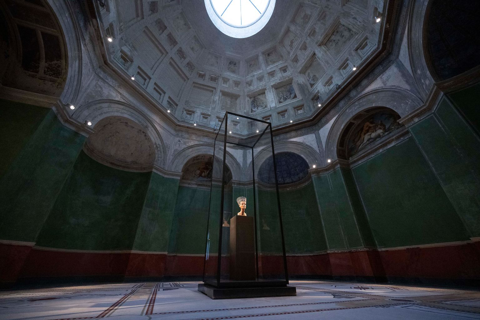 In geradezu überirdischer Schönheit steht sie im Neuen Museum in Berlin: Nofretete.
