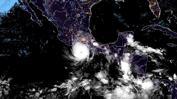 Das Satelliten-Bild der US-Wetterbehörde NOOA vom 25. Oktober 2023 zeigt den Wirbelsturm Otis.