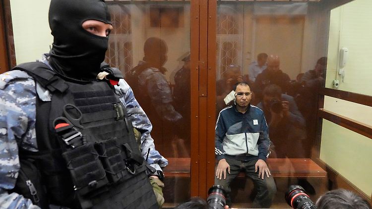 Ein Tatverdächtiger des Terroranschlags auf die Konzerthalle Crocus City Hall sitzt übel zugerichtet in einem Glaskäfig im Moskauer Bezirksgericht.