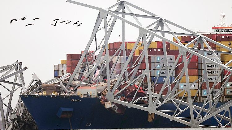 Nach dem Unglück ist Schiffen die Zufahrt zu einem der wichtigsten Häfen an der amerikanischen Ostküste versperrt.