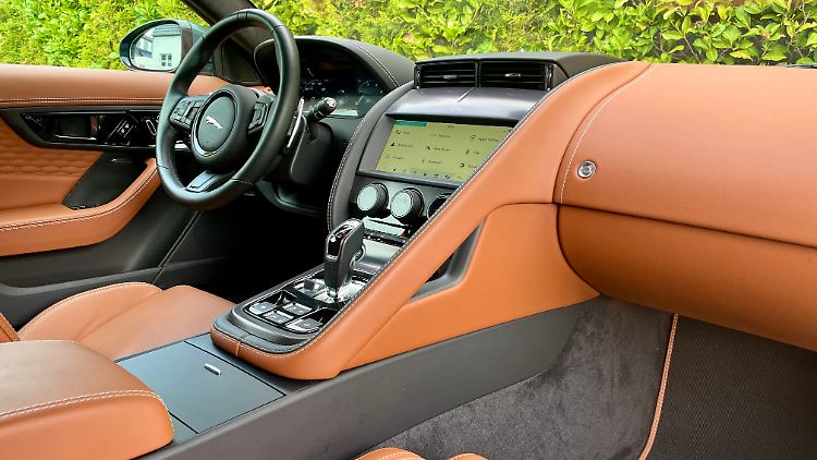 Ein bisschen Infotainment gibt es im Jaguar F-Type durchaus. An Touchscreen mangelt es demnach nicht. Feines Leder dominiert außerdem.