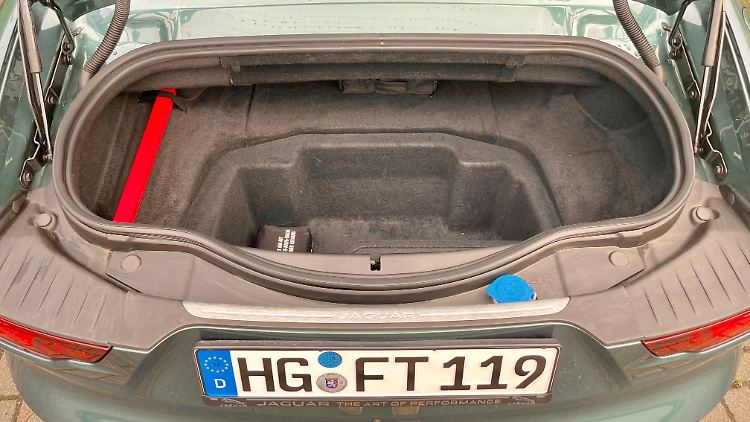 Der Kofferraum ist knapp bemessen. Am besten, man nimmt eine flexible Stofftasche mit auf Reisen.