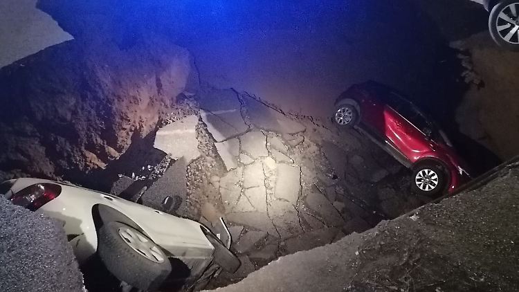 Der ungefähr zehn Meter tiefe Krater verschlingt zwei geparkte Autos in der italienischen Haupstadt.