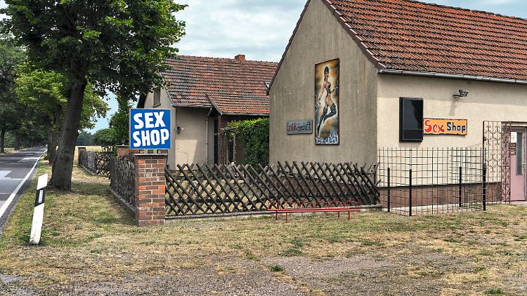 Einkaufsmöglichkeit an der L67 in Brandenburg: Neben Erotikartikeln gibt es hier auch Aquaristik-Bedarf.