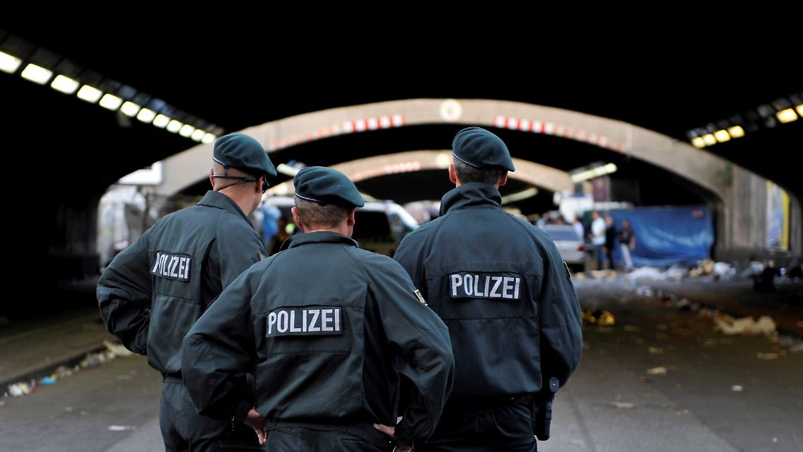 Polizisten betrachten den Tunnel, der für 21 junge Menschen zur Todesfalle wurde.