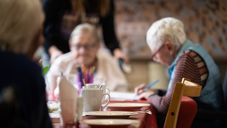 Soziale Aktivitäten reichen von Plaudern, Schwelgen in Erinnerungen, anderen Helfen oder auch Bingo- und Kartenspielen.