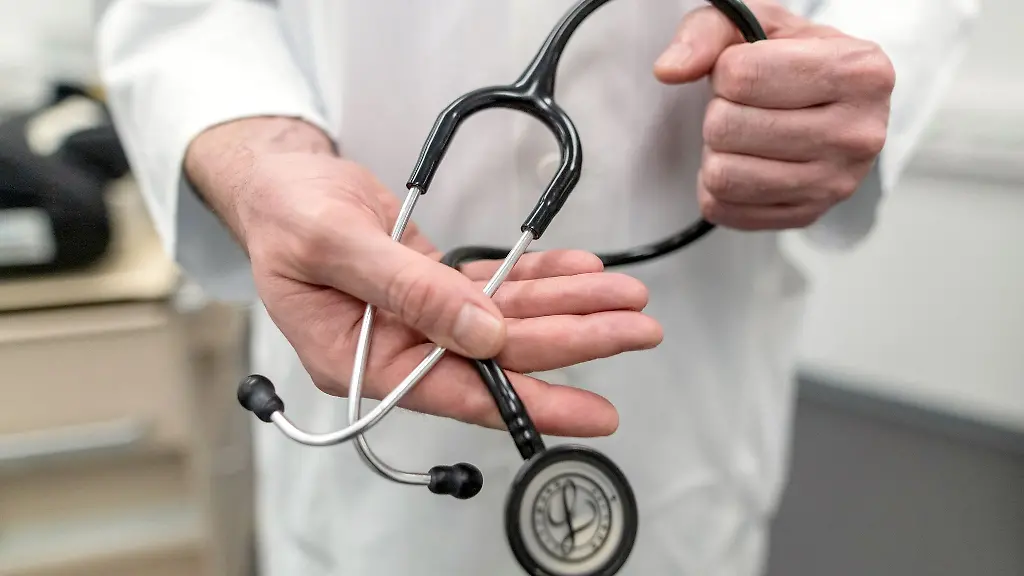 Ein-Arzt-haelt-ein-Stethoskop-in-der-Hand