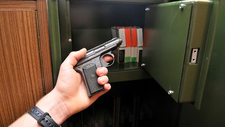 In Sachsen-Anhalt sollen die Waffenbehörde prüfen, ob AfD-Mitglieder zuverlässig sind. 