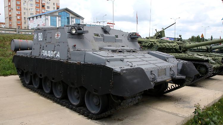 Ein seltener Ladoga mit grauem Anstrich. Aufgenommen im Mai 2023 in der Stadt Kamensk-Schachtinski. 