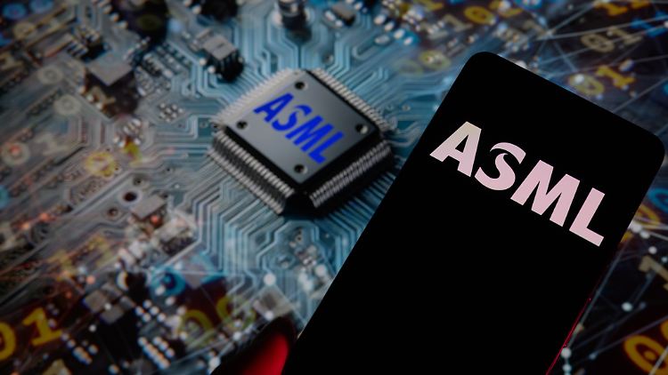 ASML beschäftigt 42.000 Mitarbeiter und gilt als einer der wichtigsten Chip-Hersteller der Welt.
