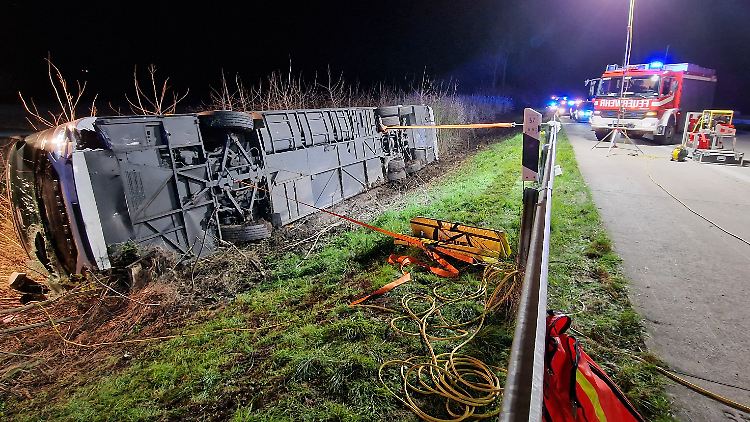 Ein Ausflug nach England endet für eine Gruppe von Berufsschülern mit einem Unfall in NRW und mehr als 20 Verletzten. Es ist der zweite derartige Vorfall auf deutschen Autobahnen binnen weniger Tage.
