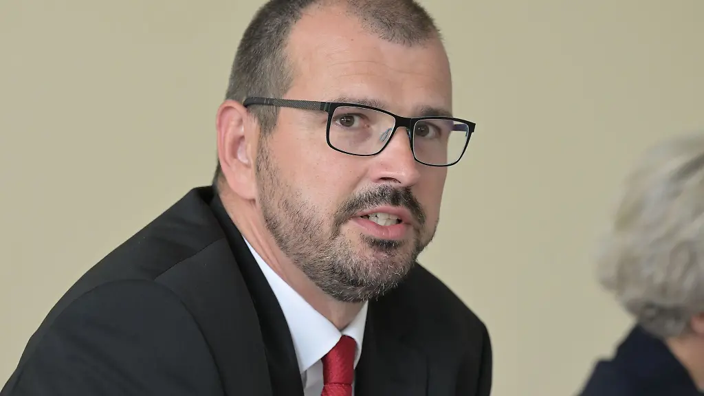 Steffen-Freiberg-SPD-Bildungsminister-von-Brandenburg-spricht-in-einer-Pressekonferenz