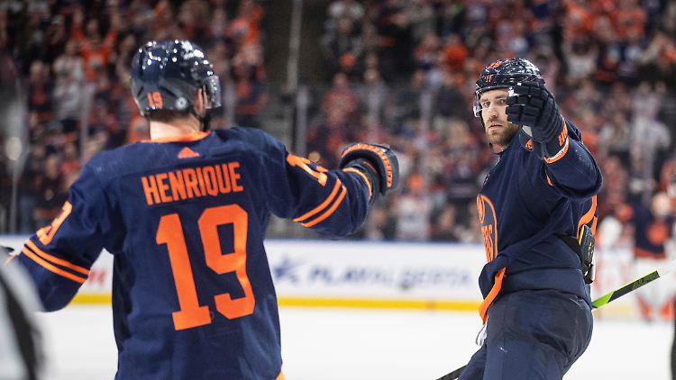 Leon Draisaitl (rechts) hatte einen harten, aber guten Abend.