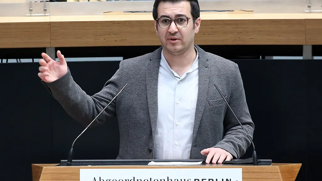 Jian-Omar-Buednis90-Gruene-spricht-waehrend-der-Plenarsitzung-im-Berliner-Abgeordnetenhaus