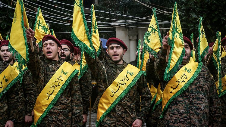 Die Hisbollah in Syrien wird vom Iran unterstützt und sieht sich zusammen mit Hamas und Huthi-Miliz als "Achse des Widerstands" gegen Israel. 