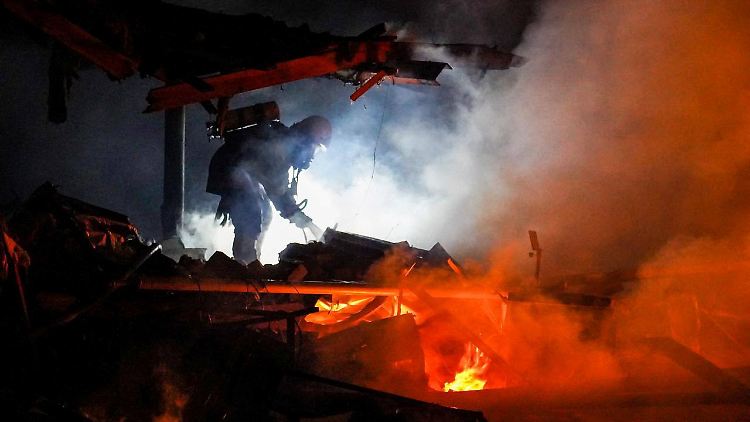 Dieses von den ukrainischen Behörden zur Verfügung gestellte Bild soll einen Feuerwehrmann bei Rettungsarbeiten in Tscherkassy zeigen. 