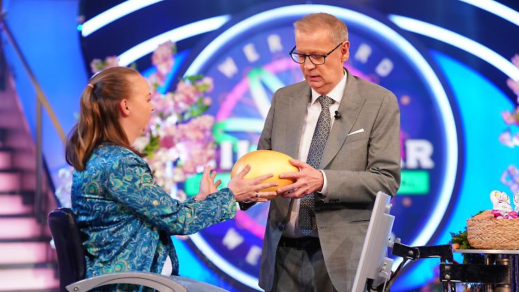 Tauschen sich über Damenunterwäsche aus: Kandidatin Frederike Severin und Moderator Günther Jauch.