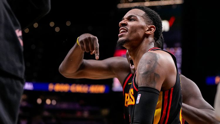 Dejounte Murray feiert den Doppelcoup gegen die Boston Celtics.