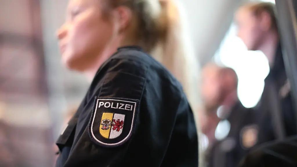 Berufsanfaengerinnen-und-Berufsanfaenger-der-Polizei-Mecklenburg-Vorpommern-werden-vereidigt