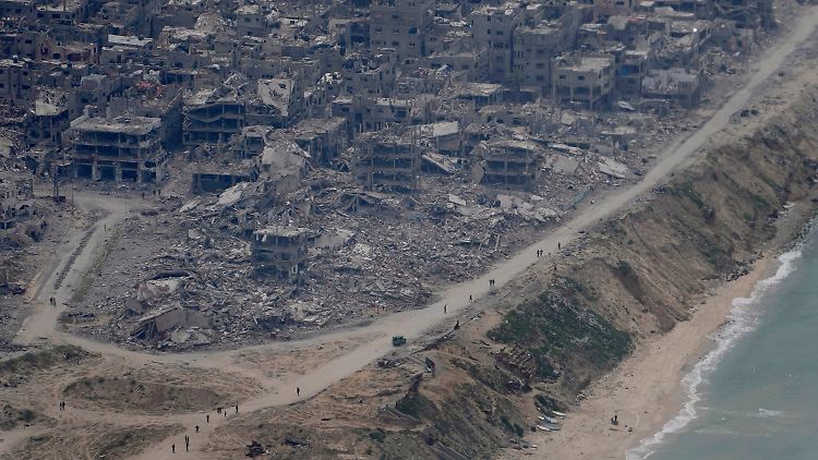 Zerstörte Gebäude im Gazastreifen sind durch das Fenster eines C-17-Flugzeugs der US-Luftwaffe zu sehen.