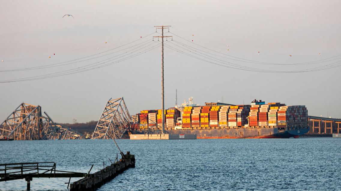 Die Stahllast auf dem Schiff - der Hafen blockiert.