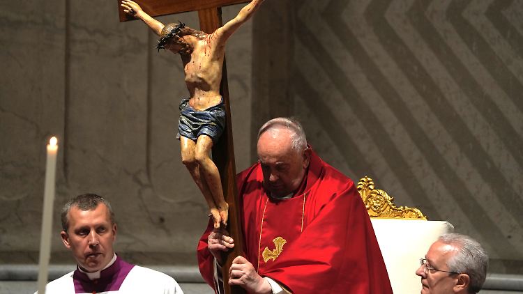 Gesundheitlich angeschlagen: An der Passionsliturgie im Petersdom nahm der Papst noch teil. 