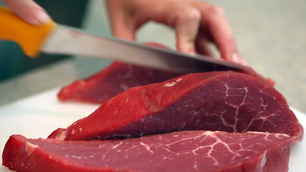 Rindfleisch-wird-geschnitten-Italien-verbietet-die-Herstellung-und-den-Verkauf-von-Laborfleisch